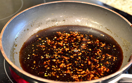 1. Этап. Соус под рис: 1. Для приготовления этого удивительного соуса необходимо разогреть сковороду и налить туда соевый соус и 2 столовые ложки воды. Всыпать сахар, влить красное сладкое вино. Измельчить чеснок и добавить в соус. Очистить небольшой кусочек корня имбиря, измельчить и добавить на сковороду.