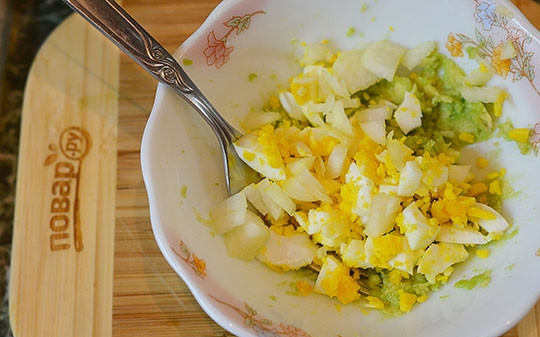 1. Этап. Рулетики из бекона с авокадо: Добавьте нарезанный лук, перец, сок лайма. Не забудьте посолить.