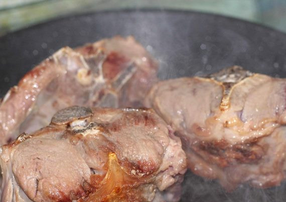 1. Этап. Козлятина в яично-лимонном соусе: Мясо порежьте на куски и обжарьте на оливковом масле.