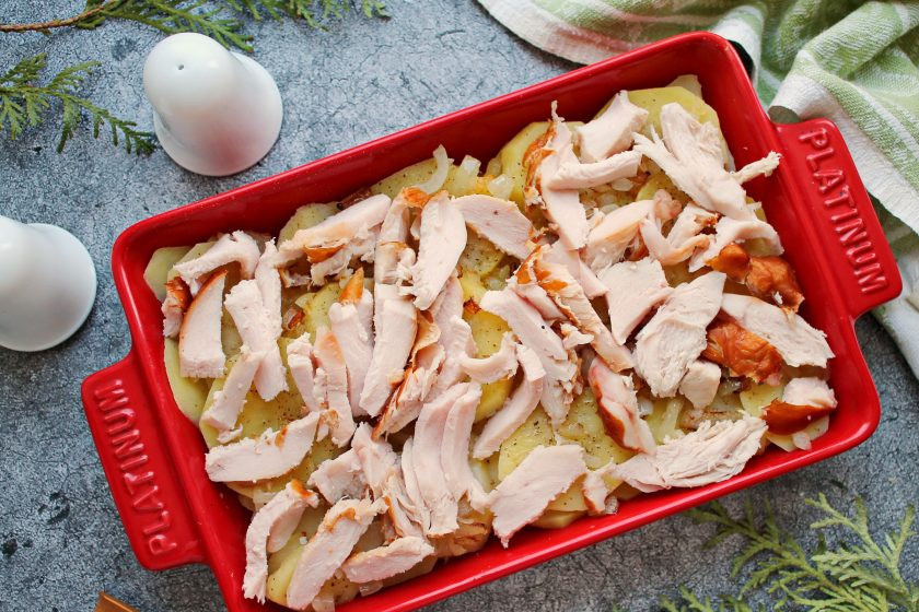 1. Этап. Картошка с копченой курицей в духовке: У курицы удалите кости и кожу, порежьте на кусочки и разложите поверх картофеля.