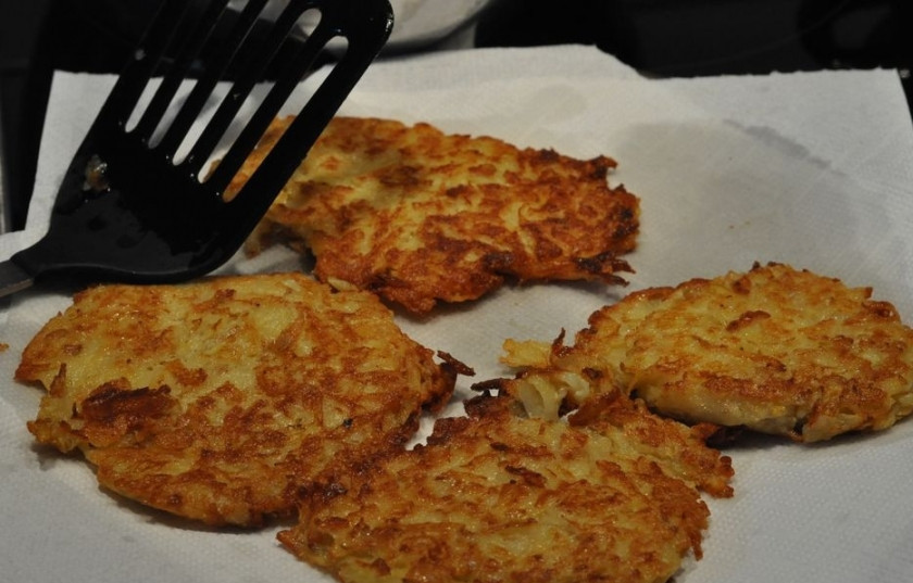 1. Этап. Драники по-белорусски: Готовые драники выложите на бумажные полотенца. Тогда весь лишний жир впитается в них. Подавайте драники со сметаной и зеленью, пока она еще горячие.