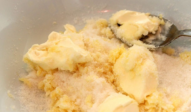 1. Этап. Торт из творога без выпечки: 3. В данном рецепте используется сливочный сыр. Можно использовать обычный творог, предварительно взбив его до однородной консистенции. Добавить в творожную массу сахар и тщательно перемешать.