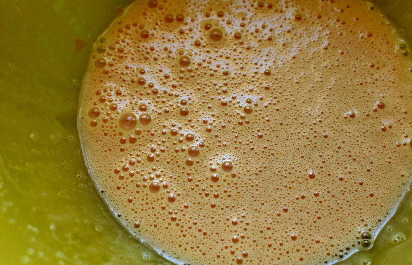 1. Этап. Бисквит на сгущенном молоке с миндальной мукой: Желтки взбейте в просторной миске со сгущенным молоком и ванильным сахаром до однородной пышной массы.