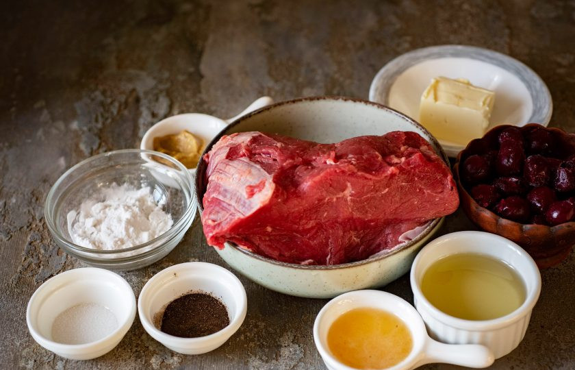 1. Этап. Нежная говядина под ягодным соусом: Подготовьте все ингредиенты. Говяжью вырезку тщательно ополосните в прохладной воде и просушите бумажными полотенцами.