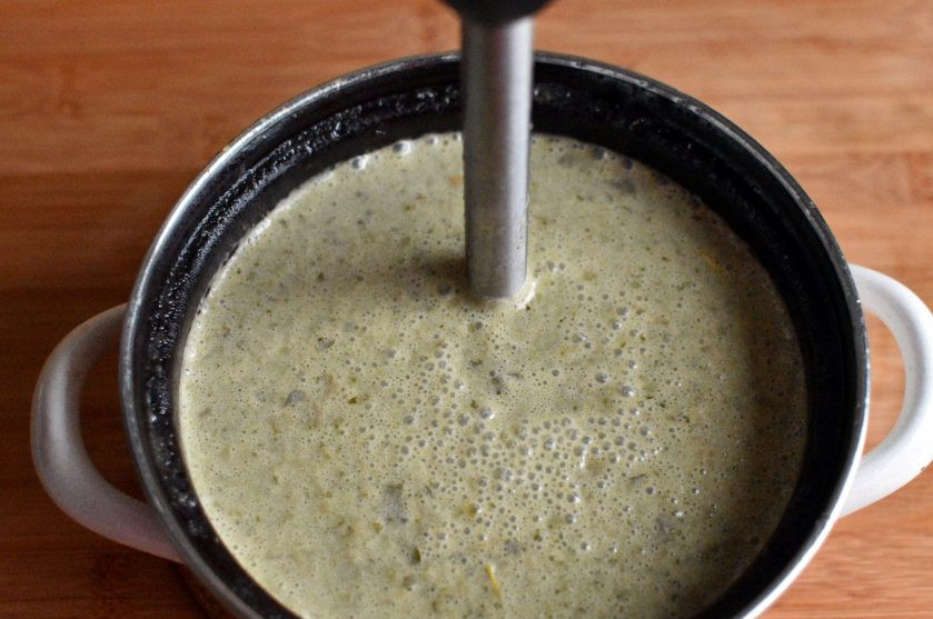 1. Этап. Французский чесночный суп с сырными гренками: Влейте бульон или воду и варите суп на медленном огне минут 10, до полной мягкости чеснока. В процессе варки посолите и поперчите по вкусу, добавьте щепотку мускатного ореха. Готовый суп пробейте блендером до гладкости.