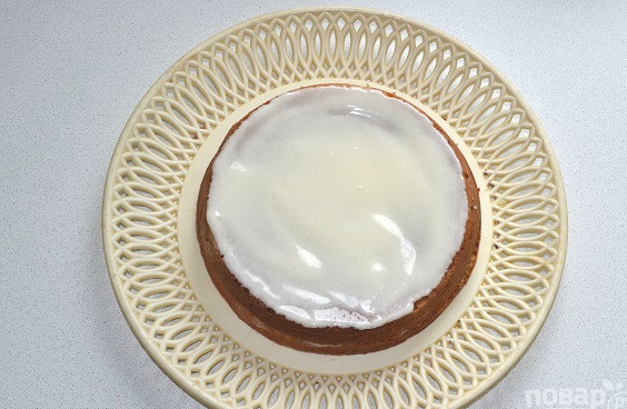 1. Этап. Торт Удача: Верхний корж промажьте кремом. По желанию можно смазать и борта.