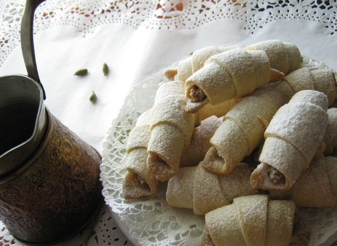 1. Этап. Мутаки с орехами: Выпекаем в течение получаса при температуре 200 градусов в духовке.