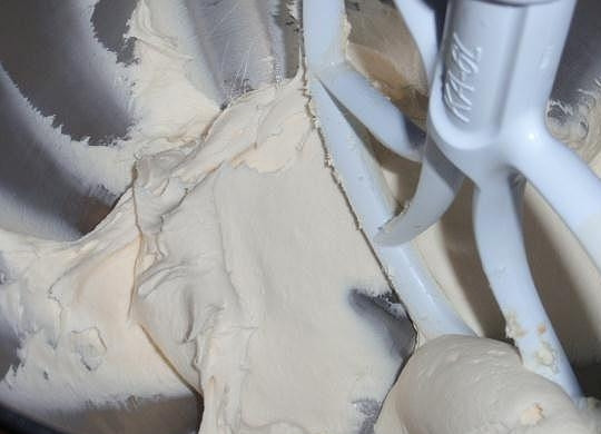 1. Этап. Кремовый торт: В чашу миксера положите сливочный сыр и добавьте сливочное масло, ванилин. Взбейте все.