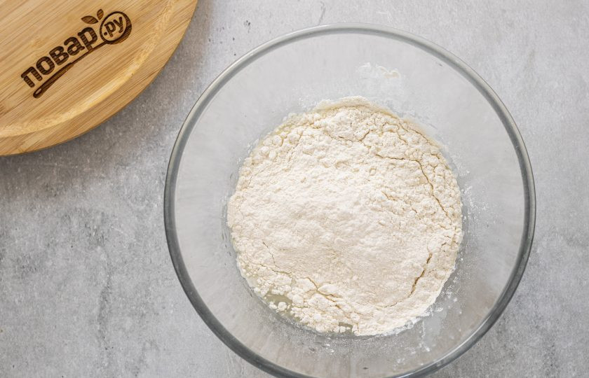 1. Этап. Лепешки на воде с луком: Постепенно начните добавлять муку, замешивая мягкое и эластичное тесто.