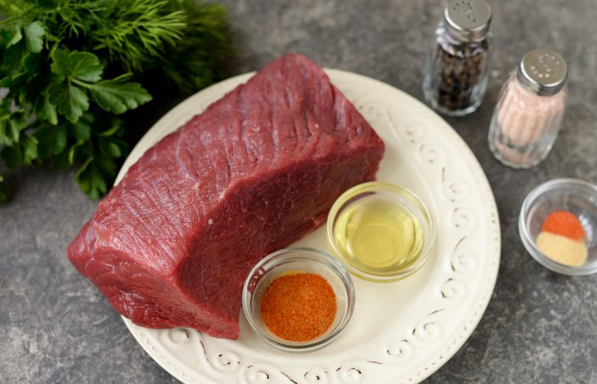 1. Этап. Буженина из говядины в фольге в духовке: Подготовьте необходимые ингредиенты. Говядину лучше брать лопатку или заднюю часть. Зачистите мясо от пленок и жил, помойте и тщательно вытрите бумажными салфетками.