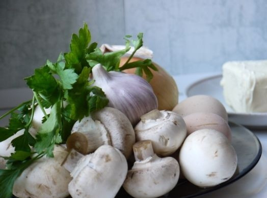 1. Этап. Паштет из шампиньонов: Подготовить ингредиенты. Хорошо помойте и почистите грибы. Почистите репчатый лук. Поставьте вариться яйца.