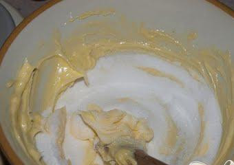 1. Этап. Клубничная губка: 1. В большой миске хорошо перемешайте масло и сахар, пока масса не станет однородной.