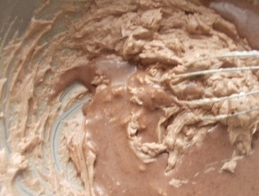 1. Этап. Домашний торт Пьяная вишня: Соединяем сливочное масло и смесь сгущенки с какао.