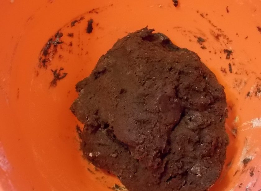 1. Этап. Шоколадное печенье Вафли: Соедините обе массы и замесите тесто.