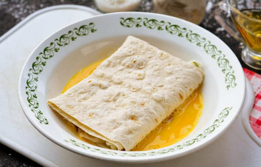 1. Этап. Пирожки из лаваша с картошкой: Окуните каждый пирожок в яичный кляр.