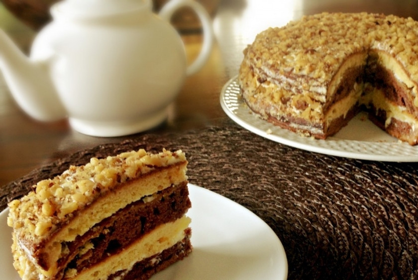 1. Этап. Пирог Зебра со сметаной: 5. Оставьте пирог постоять хотя бы на два часа в холодильнике. После чего декорируйте, как вам нравится, нарезайте и подавайте к столу!