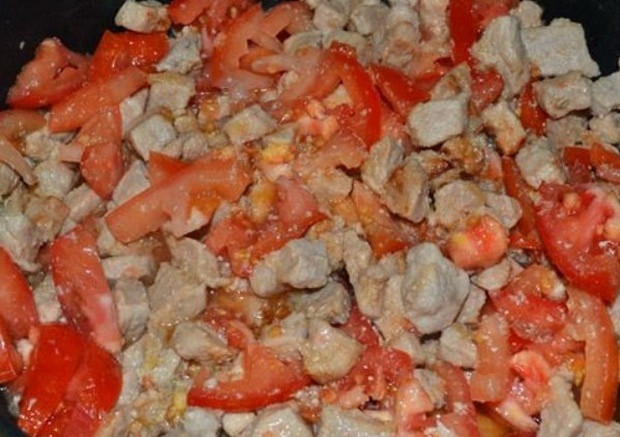 1. Этап. Свинина с кабачками и помидорами: 2. Когда все ингредиенты уже зарумянятся, - добавляем помидоры (желательно без шкурок). Уменьшаем огонь и добавим чуть водички.