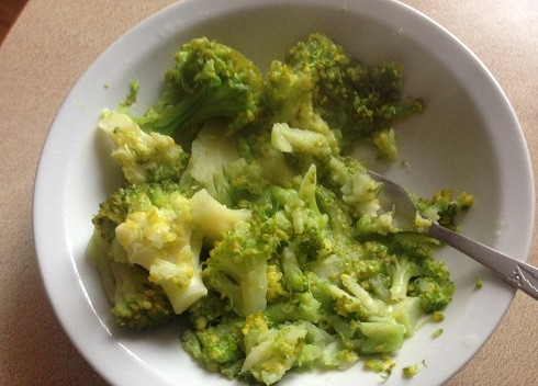 1. Этап. Макароны с соусом из брокколи и креветками: 3. Отваренную брокколи разминаем вилкой в пюре (или воспользуемся блендером). Воду, в которой варилась брокколи, не выливаем: в ней можно отварить макароны. Небольшую часть воды оставим для приготовления соуса.