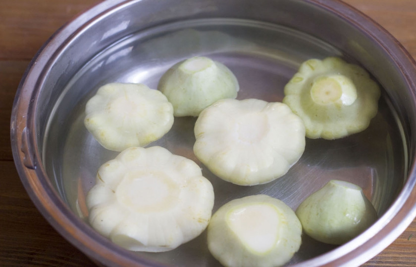 1. Этап. Патиссоны, маринованные без стерилизации: 2. Патиссоны моются и очищаются от плодоножек. Кладем их в воду в кастрюлю и ставим на огонь. Они должны прокипеть 7 минут.