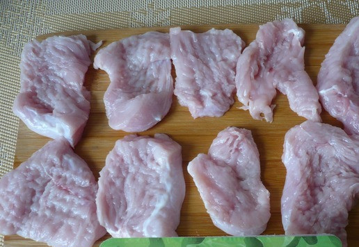 1. Этап. Отбивные из стейка индейки в кляре: Накрыть кусочки мяса пищевой пленкой и слегка отбить, затем посолить и поперчить.