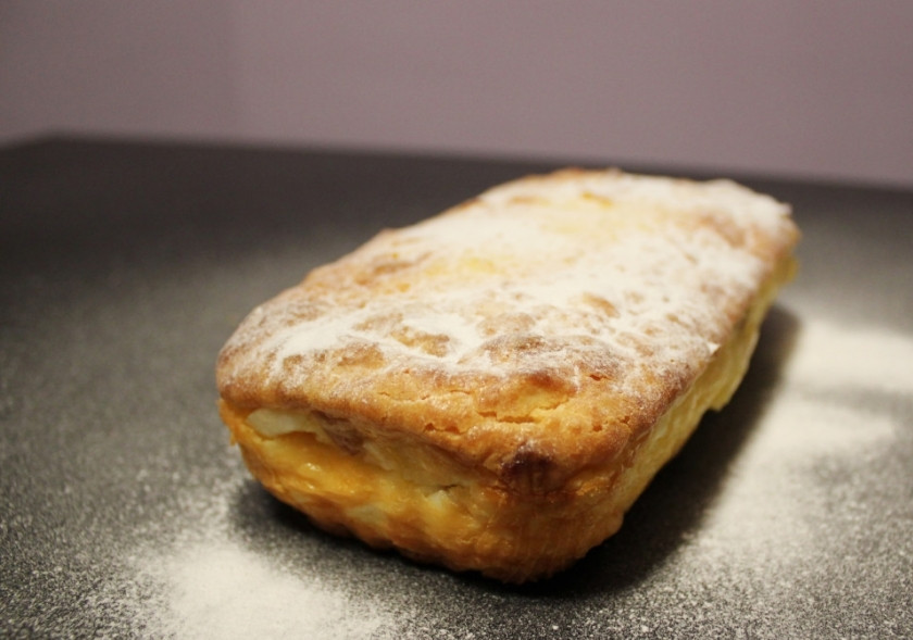 1. Этап. Простая творожная запеканка: Духовку выключите, но запеканку оставьте в остывающей духовке еще минут на 20. Потом достаньте ее из формы. Запеканка особенно будет хороша в остывшем виде.