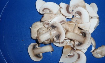 1. Этап. Мясо с грибами в горшочках: Нарезаем пластинками грибы и также отправляем в горшочки.