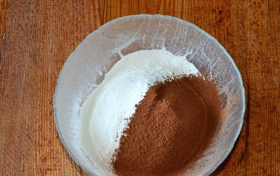 1. Этап. Сумасшедший пирог: В глубокую миску просеиваем муку и какао, тщательно перемешиваем.