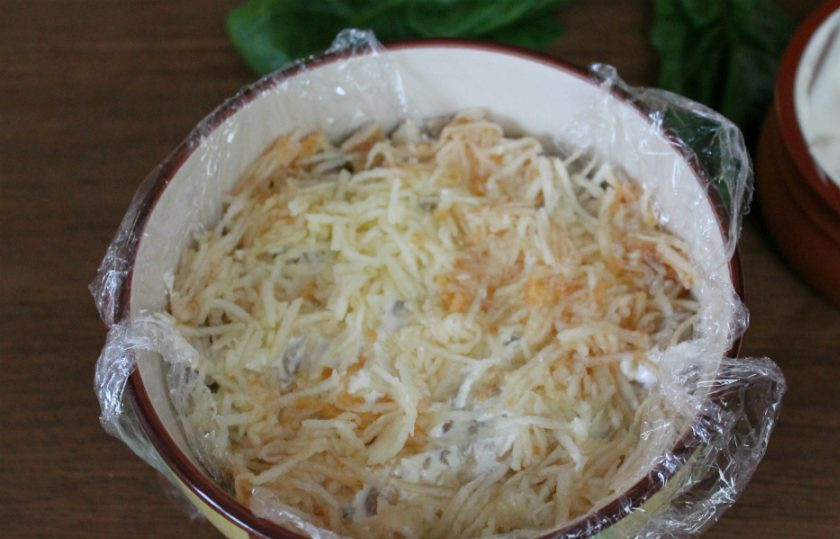 1. Этап. Салат Зимнее солнце: Добавляем половинку тертого яблока.