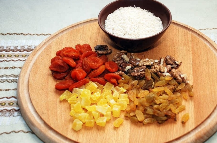 1. Этап. Постная рисовая каша с сухофруктами: Подготовьте ингредиенты.