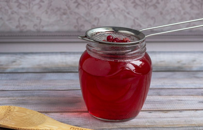 1. Этап. Компот из замороженной клюквы: Затем процедите в удобные емкости и храните в холодильнике или в другом прохладном месте до 5-7 дней.