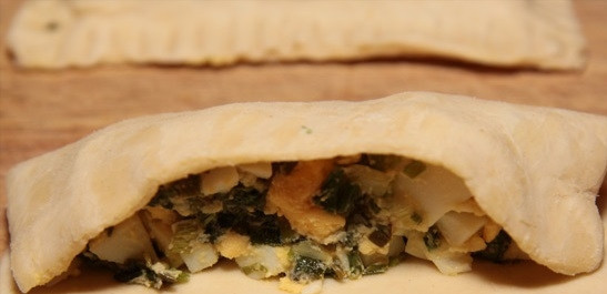 1. Этап. Слойки с яйцом и луком: 8. И накройте аккуратно второй частью. Плотно залепите края.