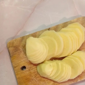 1. Этап. Португальская запеканка из рыбы: Картофель очистить и нарезать кружочками.