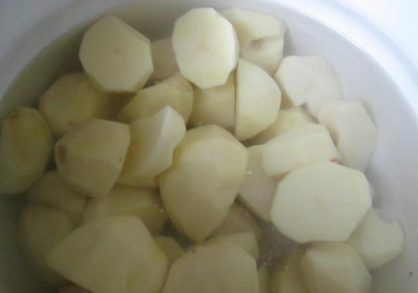 1. Этап. Картофельное пюре с сыром: 1. Процесс приготовления до безобразия простой: чищу картошку, мою в холодной воде и разрезаю на половинки (если картофель большой, то еще мельче), перекладываю его в кастрюлю и заливаю водой.