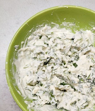 1. Этап. Сырно-шпинатная курица: Сыр перемешать, добавить мелко порезанный шпинат.