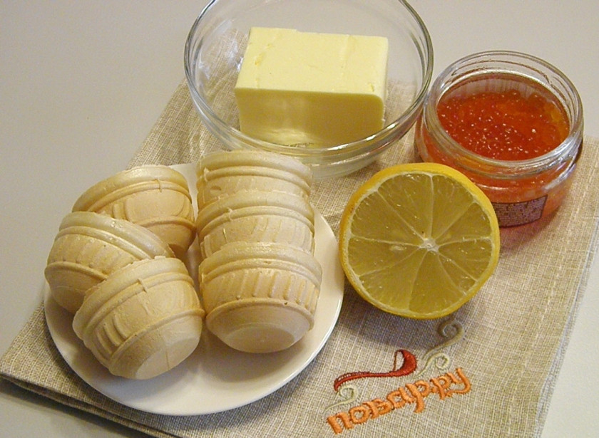 1. Этап. Тарталетки с красной икрой: Подготовьте все необходимые продукты. Масло сливочное должно быть предварительно охлаждено. Тарталетки лучше всего взять не вафельные, а из песочного теста, плоские. Но если нет таковых, подойдут и вафельные.