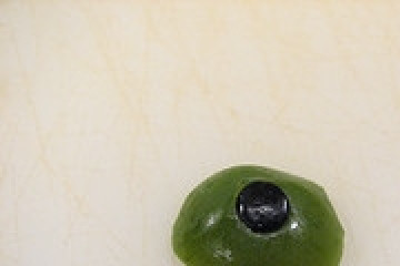 1. Этап. Салат Капрезе на Хэллоуин: 4. Вставьте маленькую темную часть (зрачок) маслины в дырочку проколотой оливки.