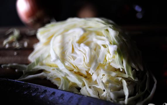 1. Этап. Итальянский суп с фрикадельками: Нашинковать капусту.