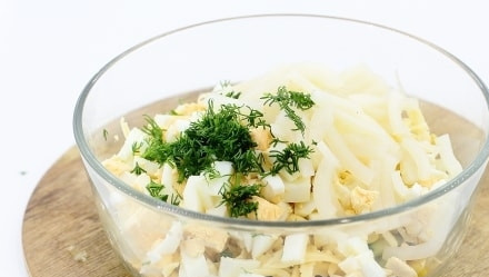 1. Этап. Салат с кальмаром и сыром: А теперь добавьте кальмар кубиками и измельчённый укроп.