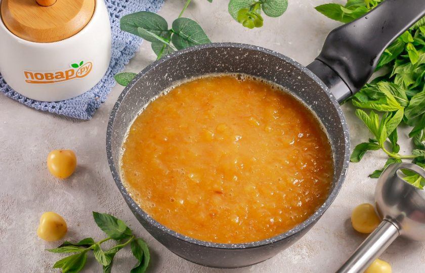 1. Этап. Джем из желтой черешни: Отпюрируйте варенье с помощью погружного блендера или измельчителя. Снова перелейте в ковш и проварите примерно 5-10 минут на минимальном нагреве. Ошпарьте банку и крышку кипятком или простерилизуйте любым удобным образом.