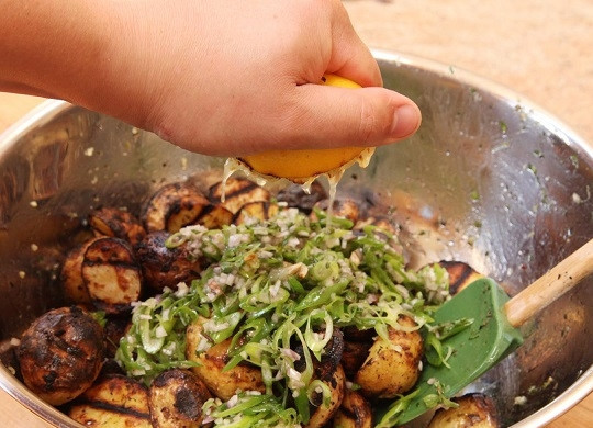 1. Этап. Картофельные дольки в специях: 7. Добавьте немного перца, оставшуюся петрушку, орегано и чеснок. Выложите горчицу и снова немного оливкового масла. Дополните по желанию свежей зеленью и луком- шалот. Из лимона выжмите сок, полейте им сверху.