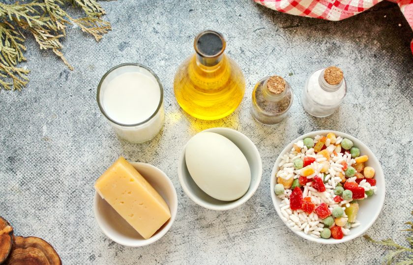 1. Этап. Гавайская запеканка: Подготовьте все необходимые ингредиенты для приготовления гавайской запеканки. Яйца вымойте и вытрите насухо.