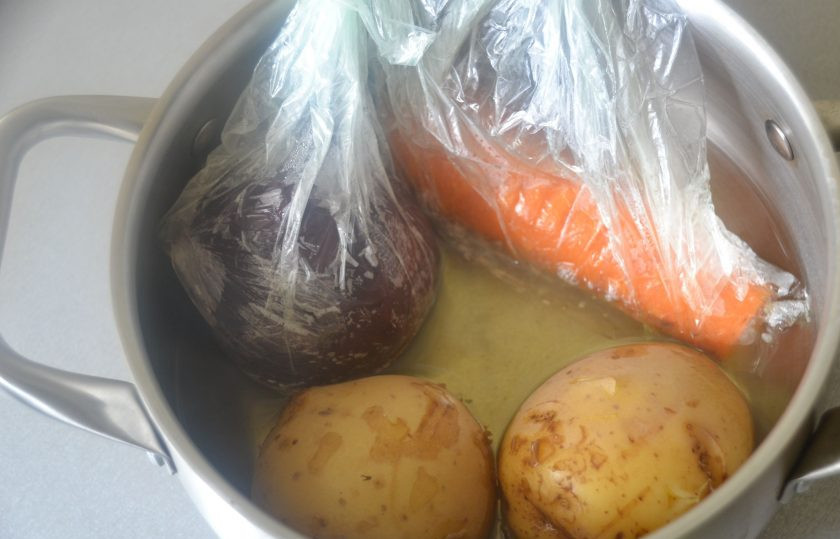 1. Этап. Салат Манон: Свекла при отваривании в пакете не окрашивает другие овощи.