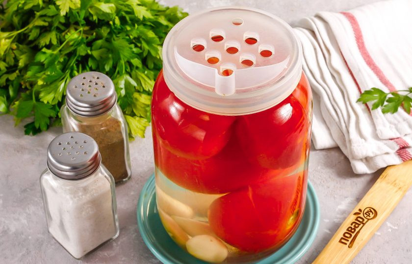 1. Этап. Розовые помидоры на зиму: Затем воду слейте, накрыв банку крышкой для слива воды.