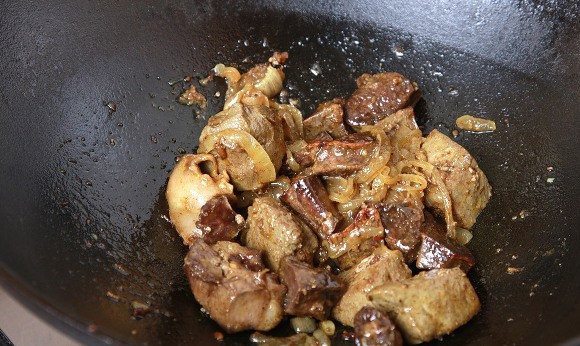 1. Этап. Кучмачи из говядины: Затем добавляем обжаренный лук и растертые специи. Следим, чтобы жидкость в нашем блюде присутствовала. По необходимости доливаем воду, вино или бульон. Протушим наше блюдо на маленьком огне минут 15 и все готово.