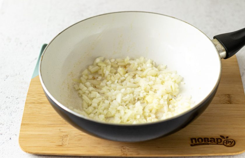 1. Этап. Овощные медальоны: Лук нарежьте на мелкие кубики, затем обжарьте до мягкости.