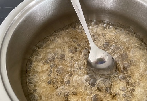 1. Этап. Козинаки «Микс»: В кастрюлю (2 л) выкладываем 200 г меда и нагреваем его, постоянно помешивая. Как закипит, убавляем огонь на средний. Мед будет пениться, кастрюлю приподнимаем и опять опускаем, так 4 минуты.