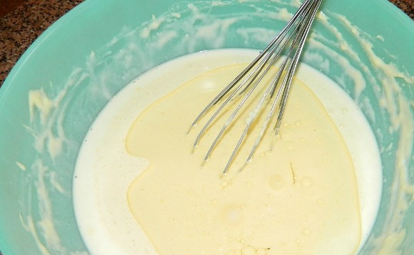 1. Этап. Быстрые блины на молоке: Затем добавляем подсолнечное масло (рафинированное). Венчиком снова все тщательно перемешиваем.