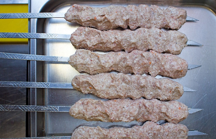 1. Этап. Фарш на шампурах: Складываем наши шампуры.