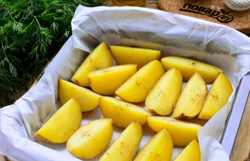 1. Этап. Картофель по-крестьянски: Высушенный картофель переложите на противень, посолите и поперчите по вкусу.