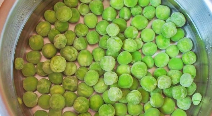 1. Этап. Салат с копченой колбасой и сыром: Замороженный горошек, не дожидаясь разморозки, поместите в кипящую воду. Затем бланшируйте его несколько минут. Откиньте его на дуршлаг.